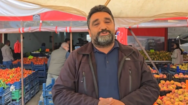 Piyasaya aldırış etmedi, uygun fiyata sebze meyve satışı yaparak gönülleri kazandı
Gaziantepli manavın uygun fiyata satış yapması sosyal medyada gündem oldu
O manav ilk kez konuştu: "Meyve sebzeleri ucuz fiyata alıp ucuz fiyata satmaya çalışıyorum"