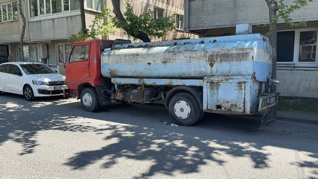 Park halindeki su tankerine çarpan scooter sürücüsü yaralandı