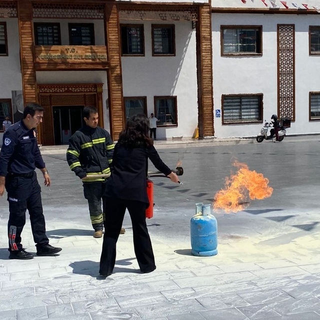 Yunusemre Belediyesi'nde gerçeğini aratmayan yangın tatbikatı