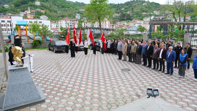 Bozkurt'ta Gençlik Haftası çelenk sunumuyla başladı