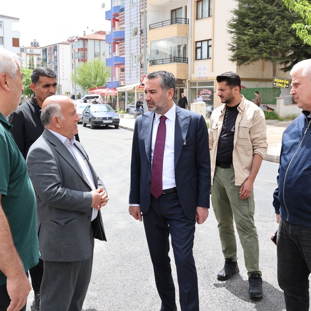 Başkan Şerifoğulları asfaltlama çalışmalarını yerinde inceledi