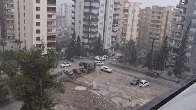 Adana'da sağanak; yollar göle döndü