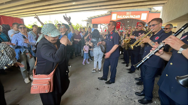 Balkan Pazarı, bando konseri ile renklendi; turistler dans edip, göbek attı