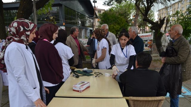 Muş'ta lise öğrencileri kurdukları stantta sağlık taraması yaptı