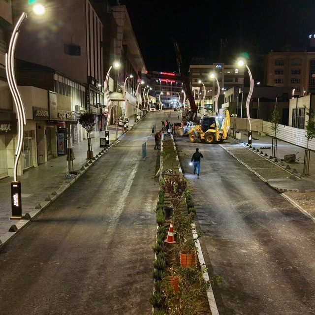 Karabük'te caddeler gece mesaisiyle yenileniyor