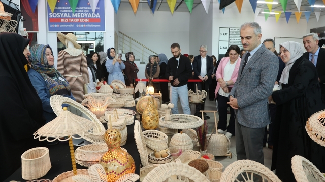 Çayırova'da el emeği göz nuru eserler görücüye çıktı