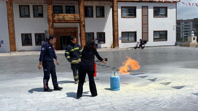 Yunusemre Belediyesi'nde gerçeğini aratmayan yangın tatbikatı