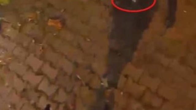 Yere attığı uyuşturucu polisin yaka kamerasına takıldı