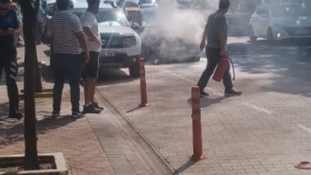 Alanya'da otomobilin motor kısmından dumanlar yükseldi, yangını vatandaş söndürdü