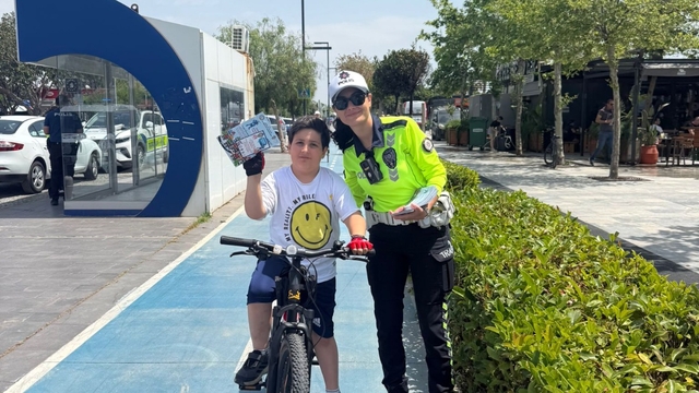 Antalya'da çocuklara "Polirobot Trafikte" bilgilendirme kartı dağıtıldı