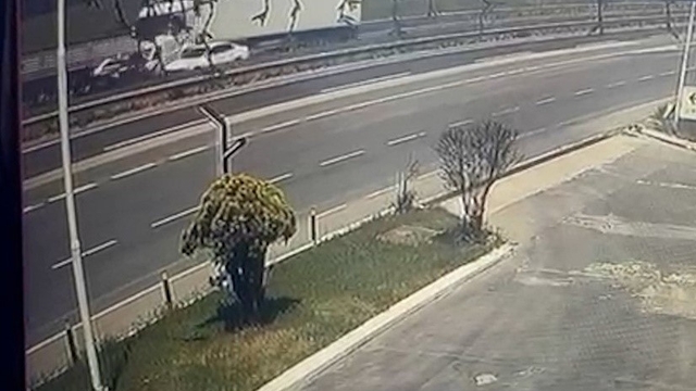 Tekirdağ'da feci kaza kamerada: İki tırın arasında kalan araçtan sağ çıktı