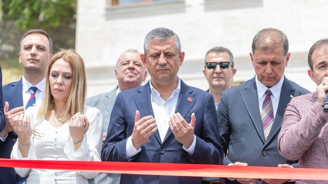 Özgür Özel Bornova'da toplu açılış törenlerine katıldı