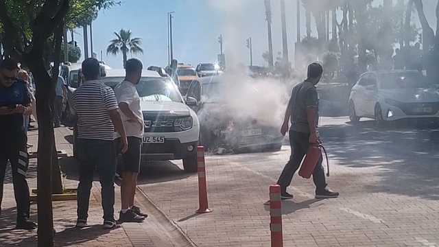 Alanya'da seyir halindeki otomobil yandı