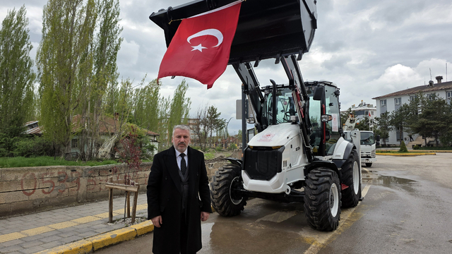 Hafik Belediyesine hibe edilen iş makinesi teslim alındı
