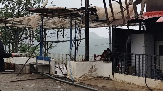 Hakkari'de fırtına; çatılar uçtu, seralar zarar gördü