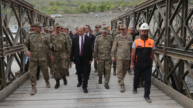 Hakkari Valisi Taşyapan ve 2. Ordu Komutanı Korgeneral Topaloğlu, panel köprü çalışmalarını inceledi