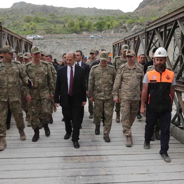 Hakkari Valisi Taşyapan ve 2. Ordu Komutanı Korgeneral Topaloğlu, panel köp...