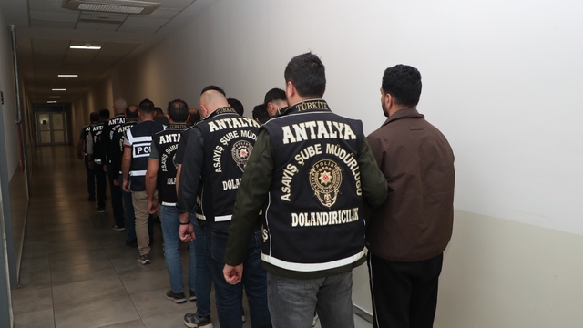 Antalya merkezli dolandırıcılık operasyonunda gözaltına alınan şüphelilerden 14'ü tutuklandı
