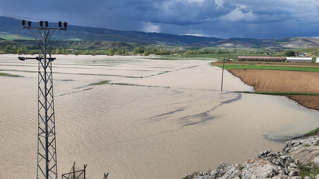 Erzincan'da etkili olan sağanak tarım arazilerinin su altında kalmasına yol açtı