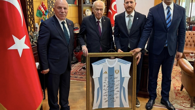 MHP lideri Bahçeli'ye Erzurumspor forması takdim edildi