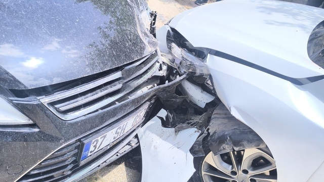 Mardin'de iki otomobilin çarpıştığı kazada 2 kişi yaralandı