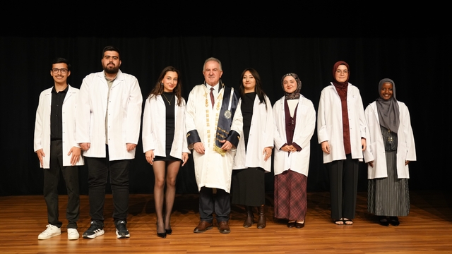 Geleceğin eczacıları beyaz önlüklerini giydi