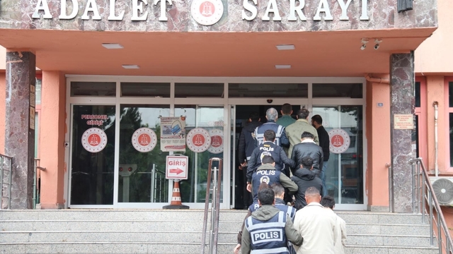 Sahte yatırım vaadiyle dolandırıcılık yapan çete çökertildi: 18 tutuklama
Çete üyeleri 46 kişiyi 87 milyon TL dolandırdı
