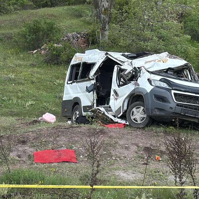 Yozgat'ta öğrenci servis minibüsü devrildi: 3 ölü, 7 yaralı