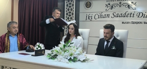 Polis çift, nikaha süsledikleri ekip otosuyla geldi