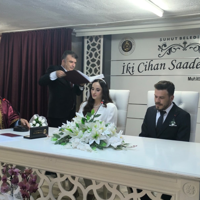 Polis çift, nikaha süsledikleri ekip otosuyla geldi
