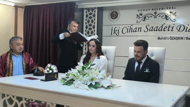 Polis çift, nikaha süsledikleri ekip otosuyla geldi