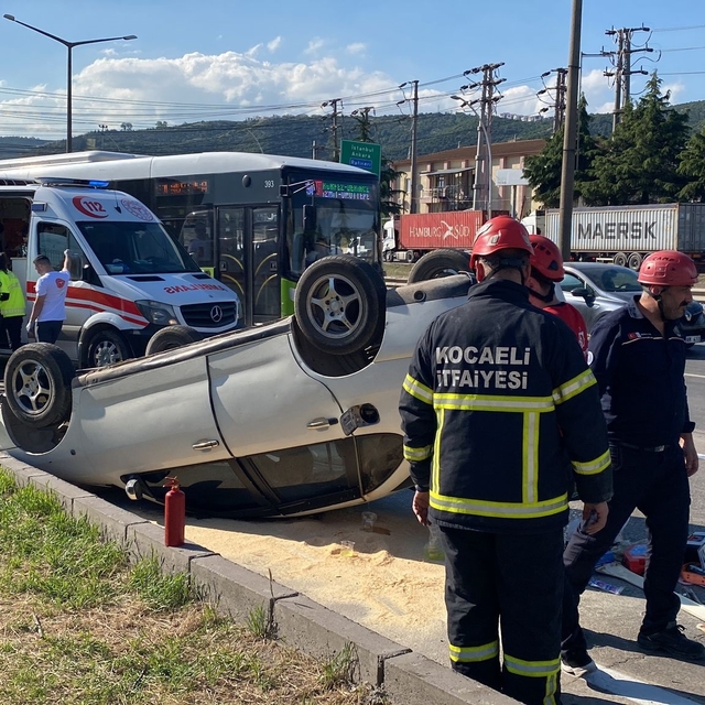 Kocaeli'de otomobil takla attı: 2 yaralı