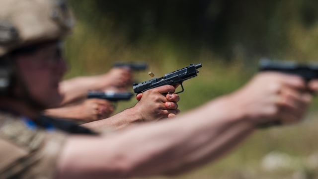 Foça'da nefes kesen final: Jandarmanın şampiyon nişancıları kozlarını paylaştı
Zorlu parkur, kusursuz atış: Jandarmanın gurur tablosu Foça'da çizildi
Jandarma Genel Komutan Yardımcısı Korgeneral Aykut Tanrıverdi:
"Modern muharebe sahasında nihai sonucu belirleyen her zaman tetiği çeken elinizin maharetidir ve o elin bağlı olduğu yüreğinizin de cesaretidir"