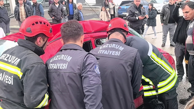 Halk otobüsü ile otomobil çarpıştı: 4 yaralı
