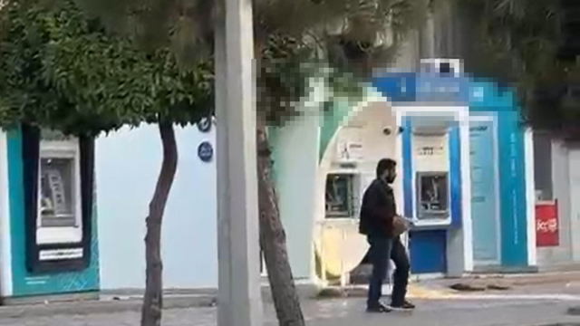 Adana'da ATM'ye taşlı saldırı kamerada