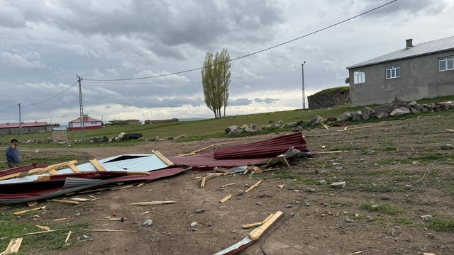 Kars'ta fırtına çatıyı uçurdu