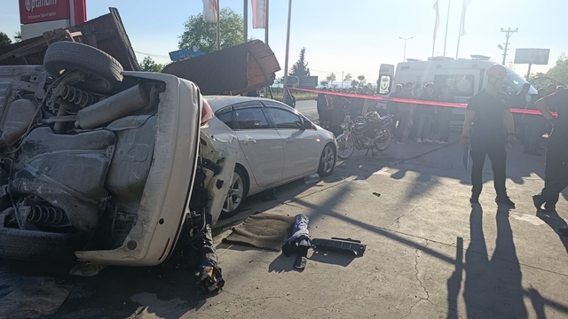 Takla atan otomobil bankta oturan iki kardeşe çaptı: 6 yaralı