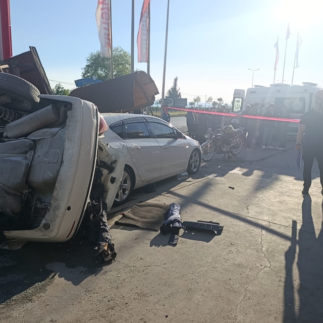 Takla atan otomobil bankta oturan iki kardeşe çaptı: 6 yaralı