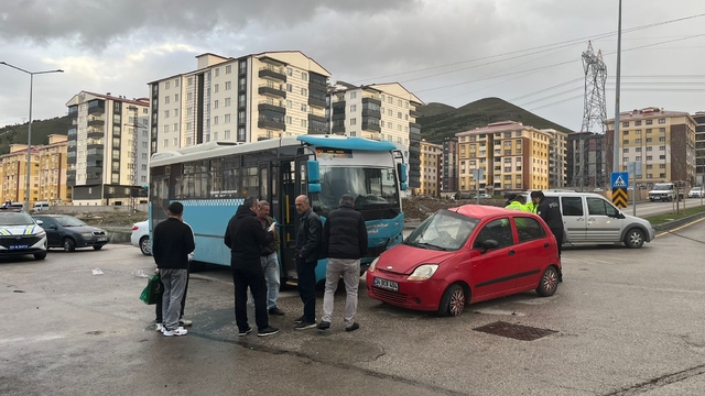 Erzurum'da halk otobüsü ile otomobilin çarpıştığı kazada 5 kişi yaralandı