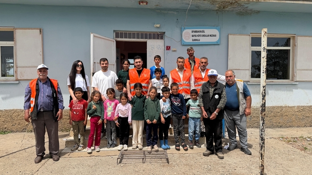 Eğil Belediyesi personelleri öğrencilerle fidan dikti