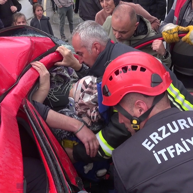 Erzurum'da halk otobüsü ile otomobil çarpıştı: 5 yaralı