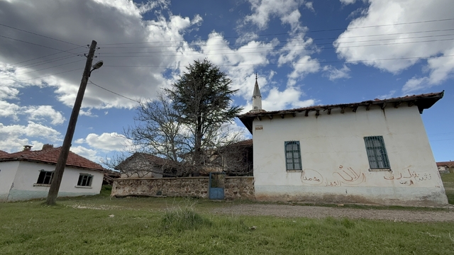 Ecdada ait 143 yıllık cami restorasyon bekliyor
Yukarı Danişment Mahallesi'nde yaşayan Mehmet Altın:
"Mahallede 3 ev kaldı, yazlıkçılar gelince yaklaşık 16 hane oluyor"
"Bir asırdan fazladır burada bu camii, dedelerimiz kullanıyormuş"