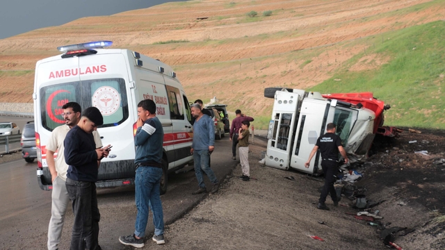 Cizre'de peş peşe kazalardan sonra vatandaşlar karayolunu ulaşıma kapattı