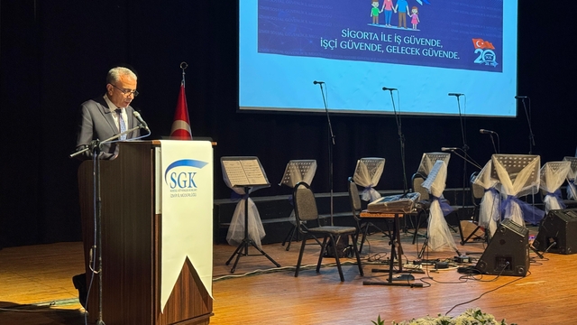 İzmir'de Sosyal Güvenlik Kurumu çalışanlarından oluşan koro konser verdi