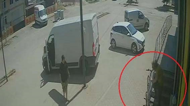 Antalya'da yabancı uyruklu şahıs kedinin üzerine bastı, köpeği tekmeledi
Sokaktaki hayvanlara zulüm güvenlik kameraya yansıdı
Şüpheli emniyet ve savcılık ifadesi sonrası deport edilmek üzere Geri Gönderme Merkezi'ne teslim edildi