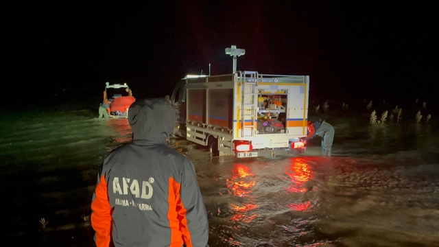 Kayseri'deKİ Tekir Gölü'nde mahsur kalan 3 kişi kurtarıldı