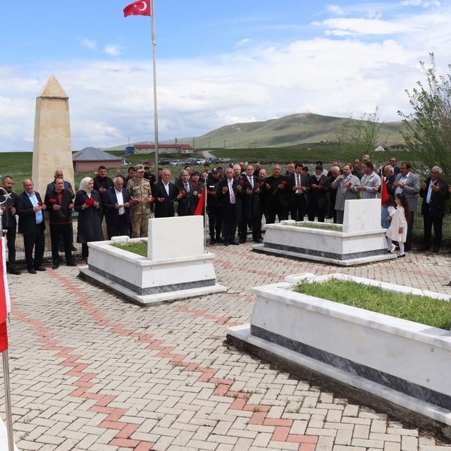 Edebük şehitleri kabirleri başında anıldı