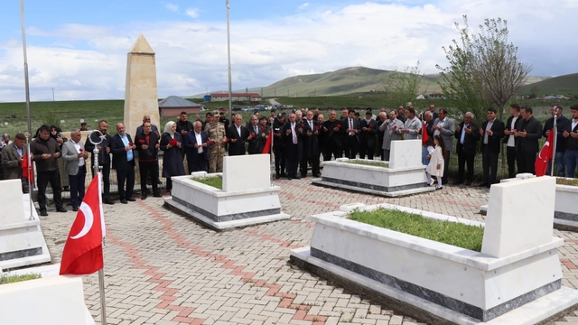 Edebük şehitleri kabirleri başında anıldı