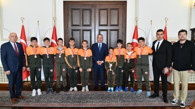 Türkiye üçüncüsü olan öğrencilerden Tekirdağ Valisi Soytürk'e ziyaret