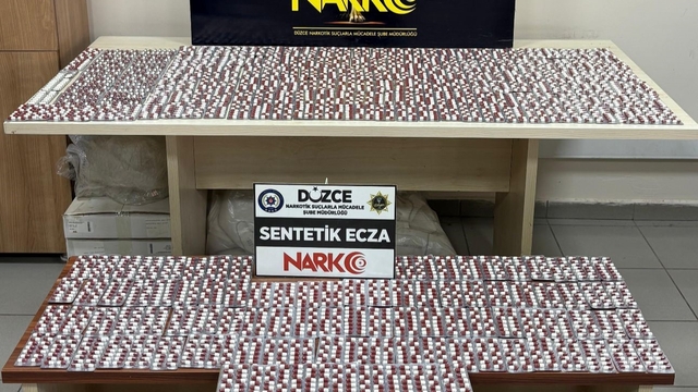 Düzce'de uyuşturucu operasyonu
1 milyon değerinde sentetik ecza maddesi ele geçirildi